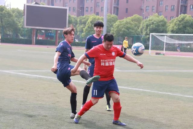 于大宝展示与三位超龄球员的合影：他们是球队的榜样
